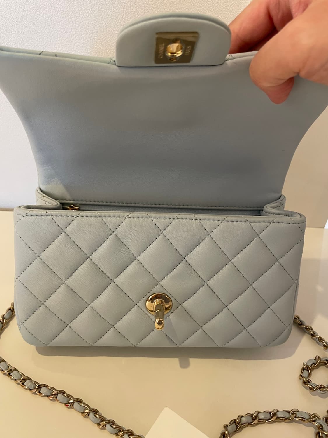 샤넬 뉴미니 탑핸들 금장 라이트 블루 상품이미지6
