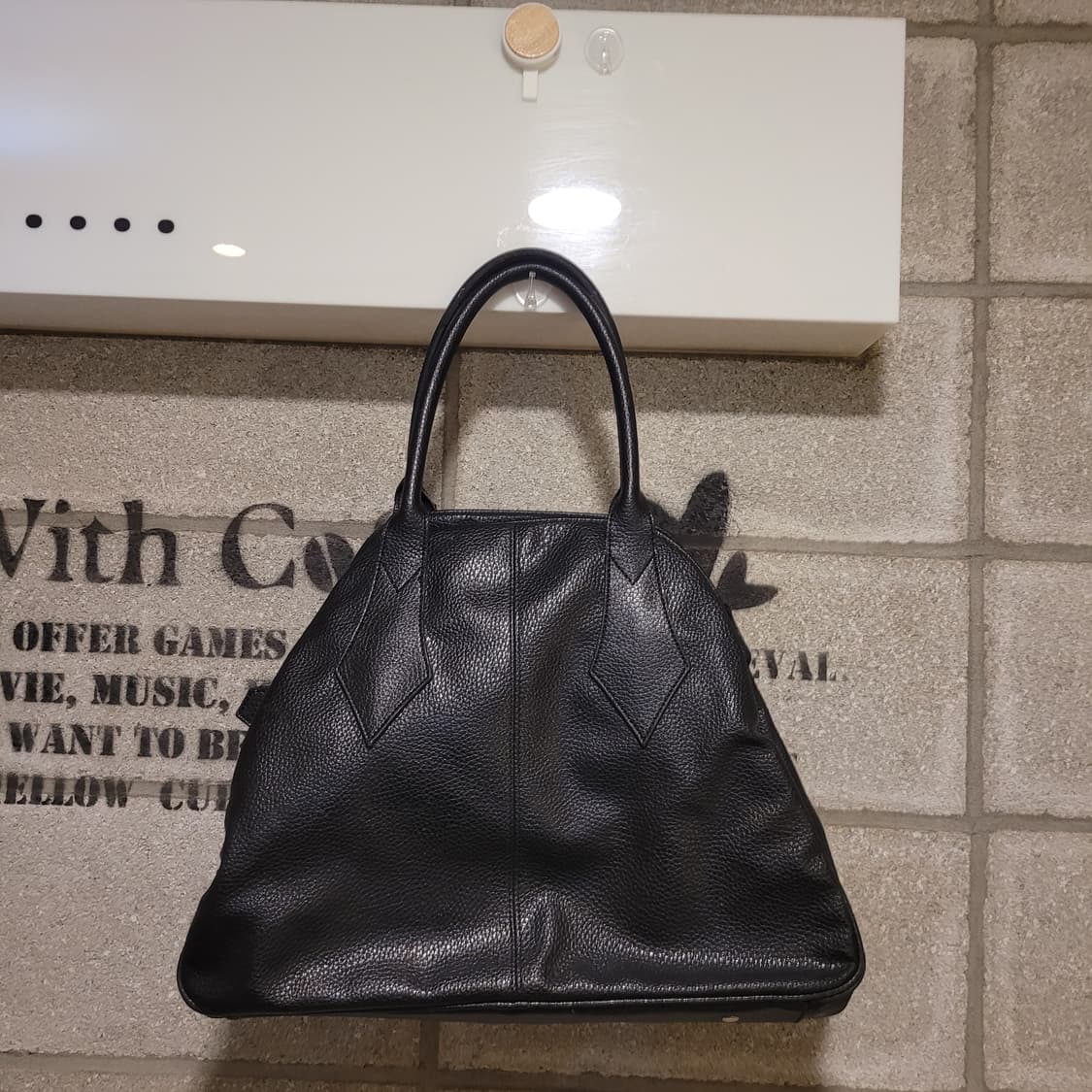 비비안웨스트우드 펀칭로고 토트백 상품이미지2