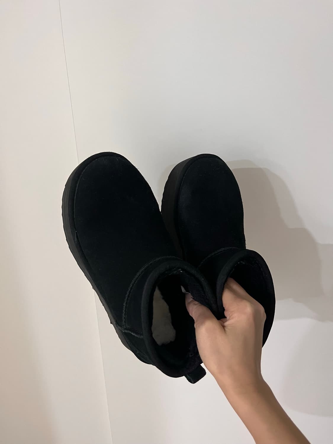 UGG 클래식 울트라 미니 플랫폼 부츠 블랙 (240) 미국어그 상품이미지1