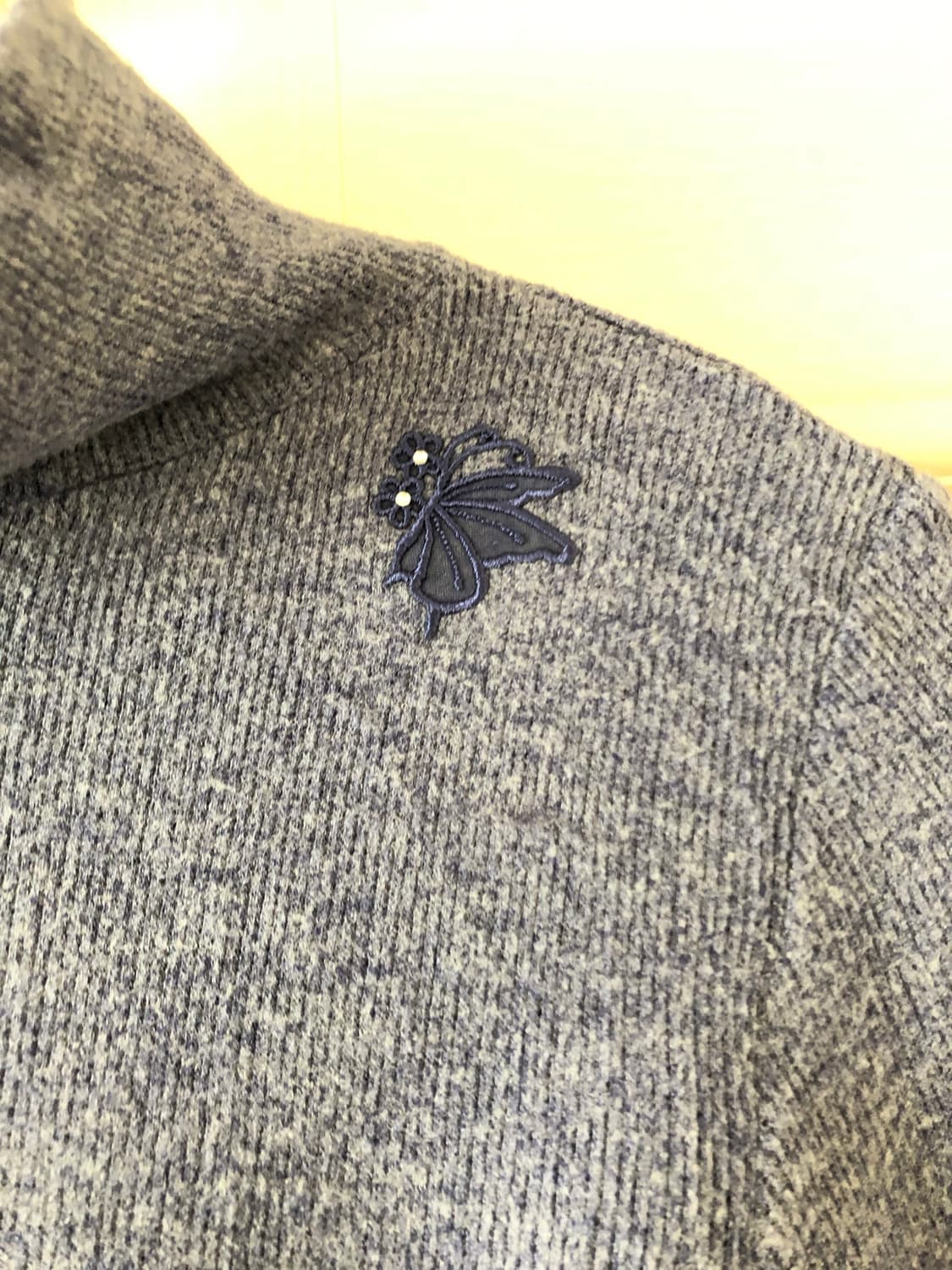 빈티지 나비 터틀넥 니트 상품이미지1