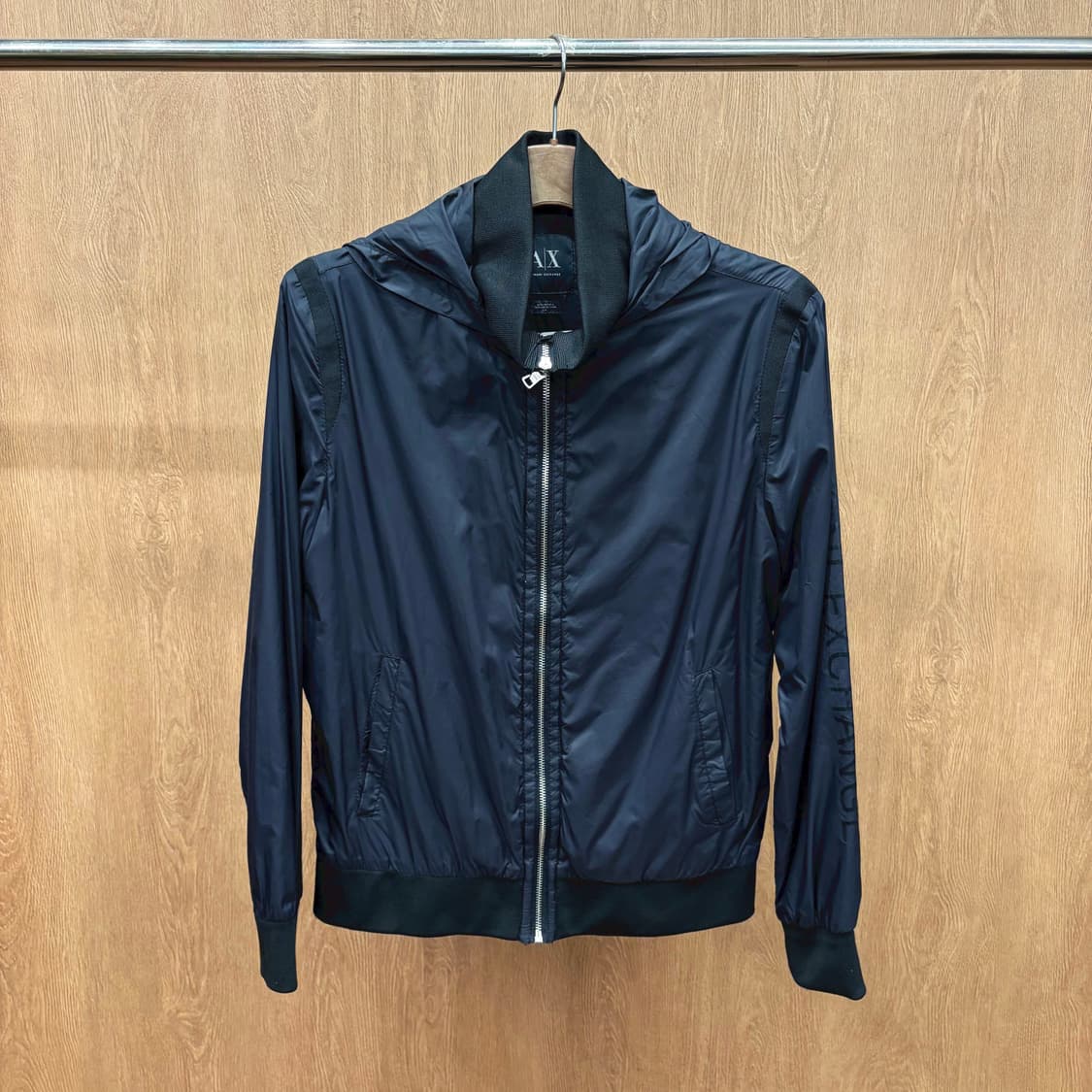 아르마니 익스체인지 긴팔 후드 집업 사이드 로고 레터링 디테일 블랙 상품이미지2