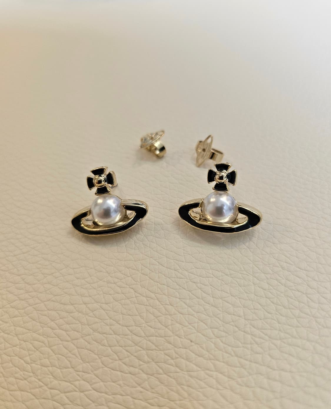 비비안웨스트우드 업사이클링 진주 블랙우주선 귀걸이 상품이미지5