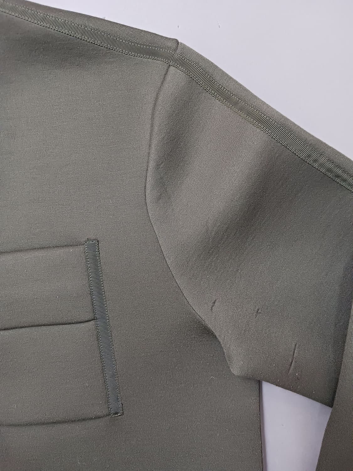 [100] 지오지아 카키 네오브랜 맨투맨 스웨트셔츠 상품이미지3