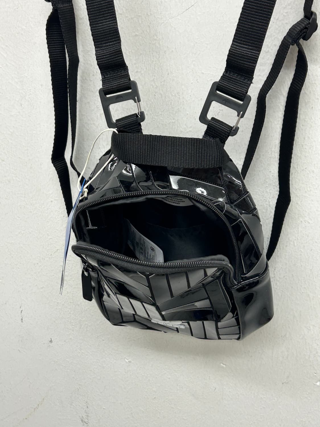 아디다스 블랙 에나멜 미니 백팩 상품이미지3