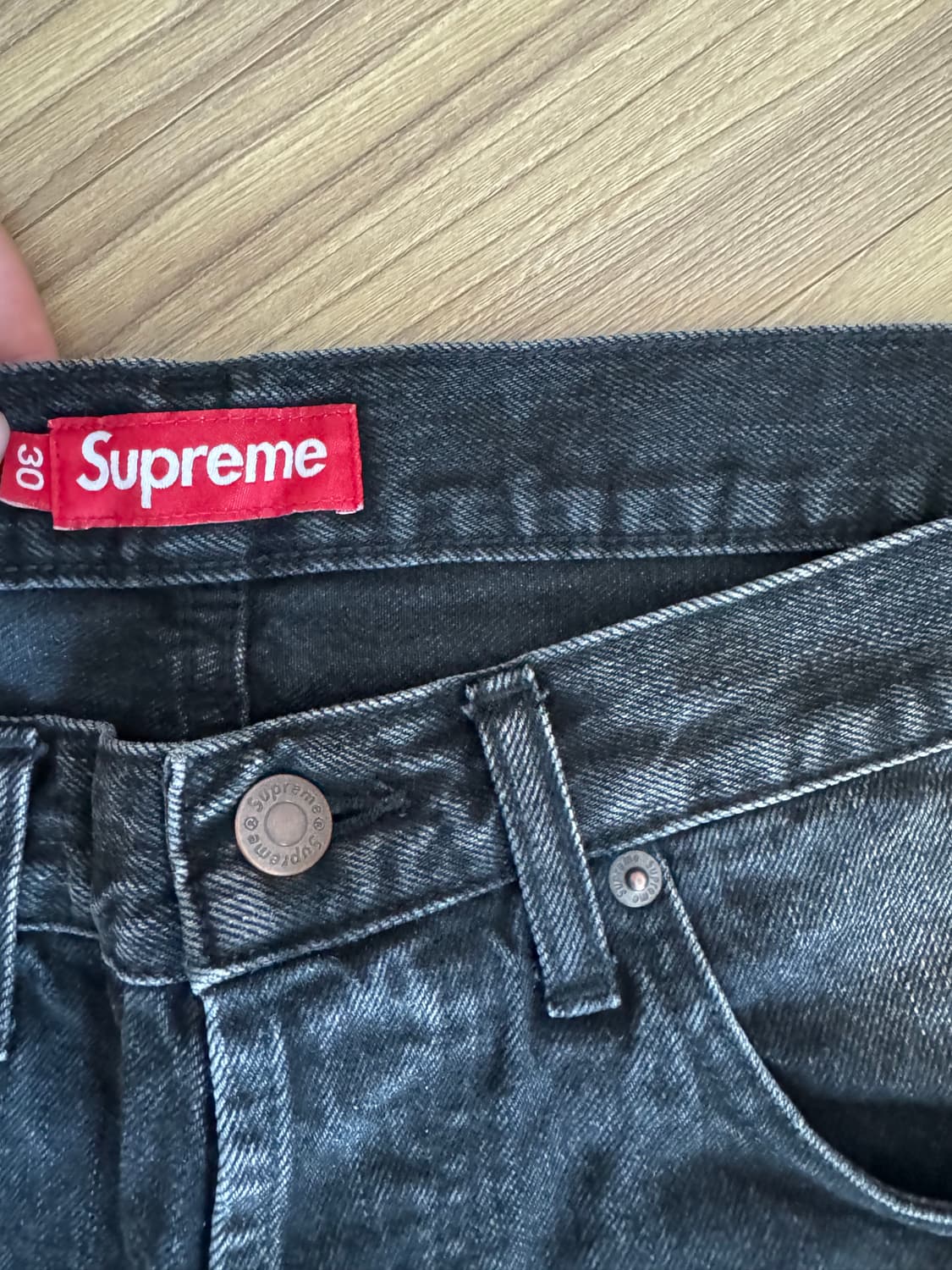 슈프림 디스트레스드 루즈 핏 셀비지 진 워시드 블랙 - 23FW 상품이미지3