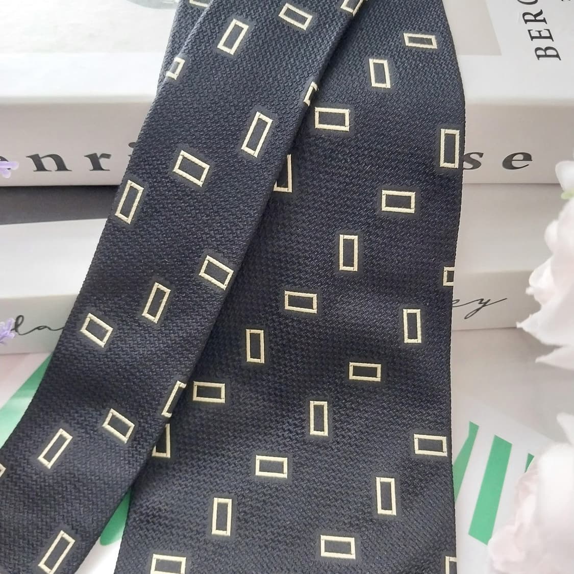 샤를주르당 실크 네이비 사각 패턴 넥타이 9.5cm A+등급 K1214
 상품이미지4