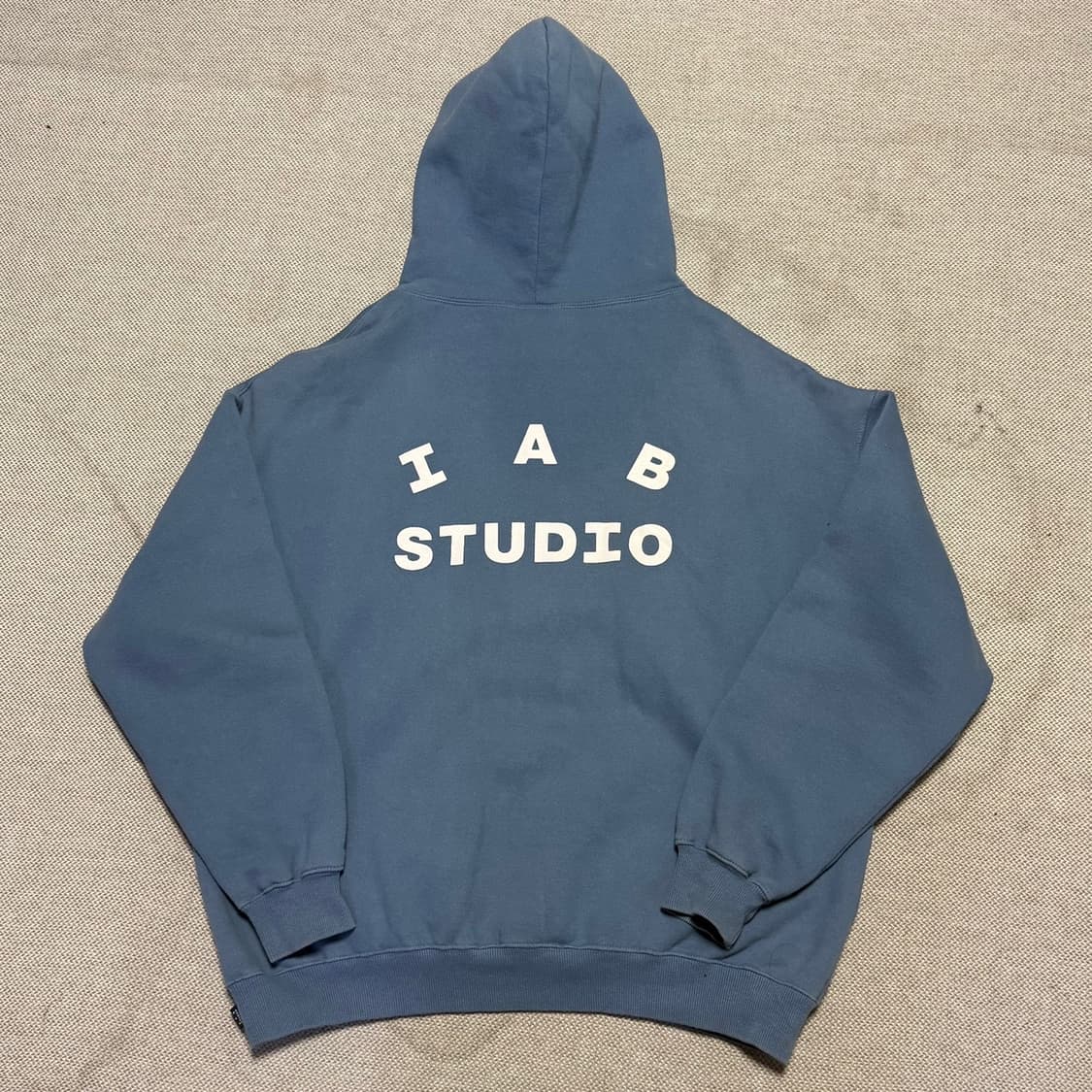 아이앱 스튜디오 x 취미가 애쉬 블루 후드티 상품이미지6