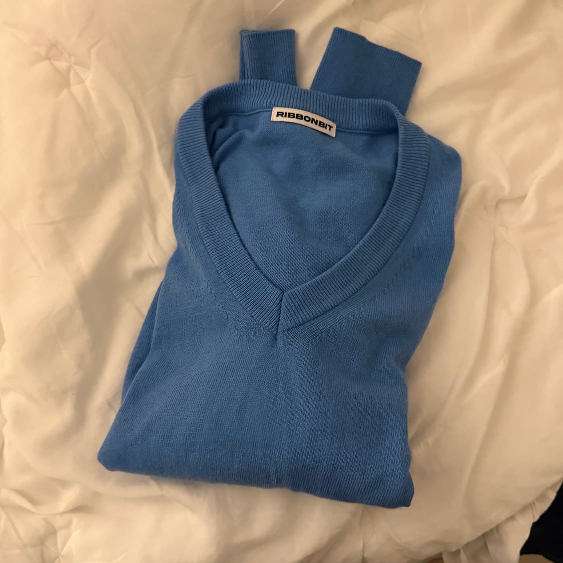 리본빛 브이넥 니트 Mia V-neck knit - Blue 상품이미지3