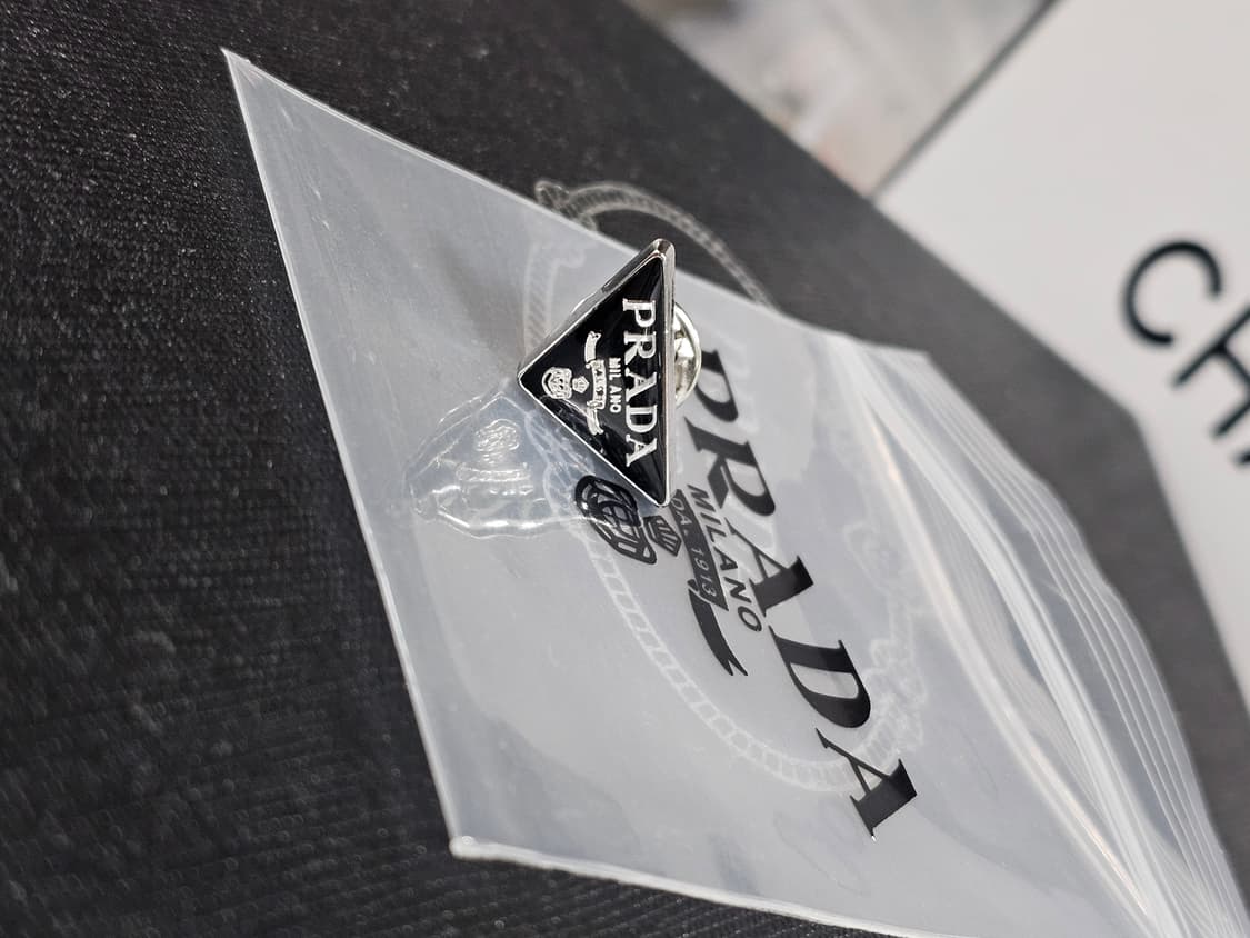 빈티지 프라다 유광 블랙 브로치 침형 상품이미지3