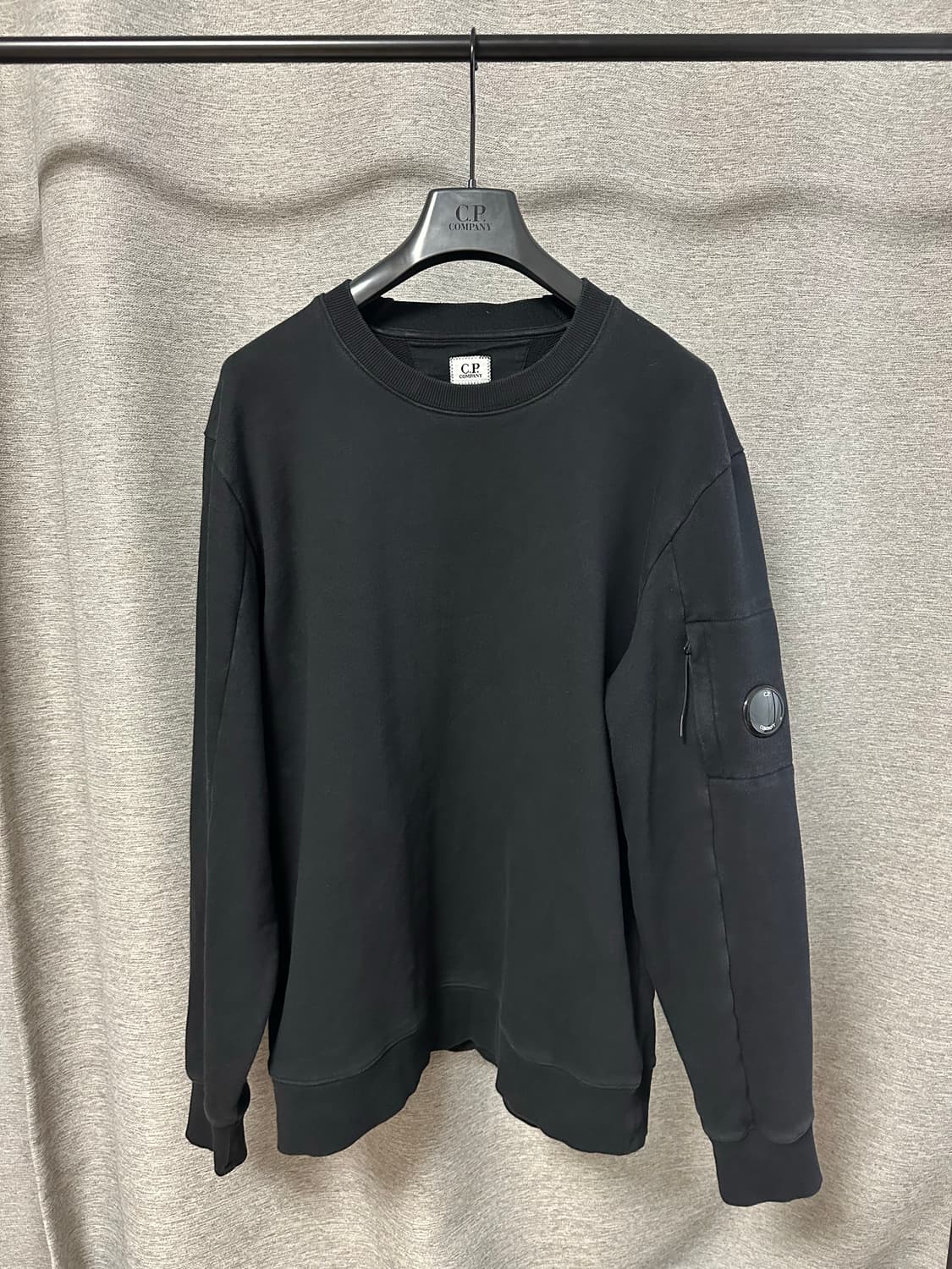 CP컴퍼니 렌즈와펜 맨투맨 블랙 (110) 상품이미지1