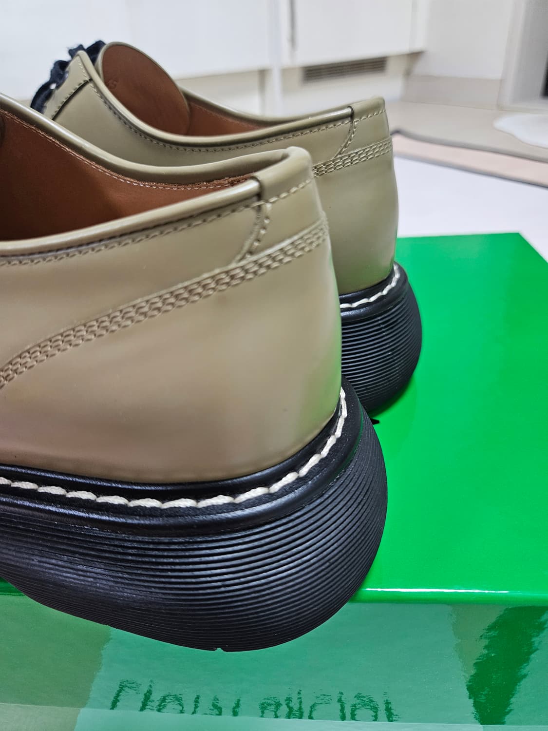 보테가베네타 바운스 더비 올스파이스 카키
 상품이미지5