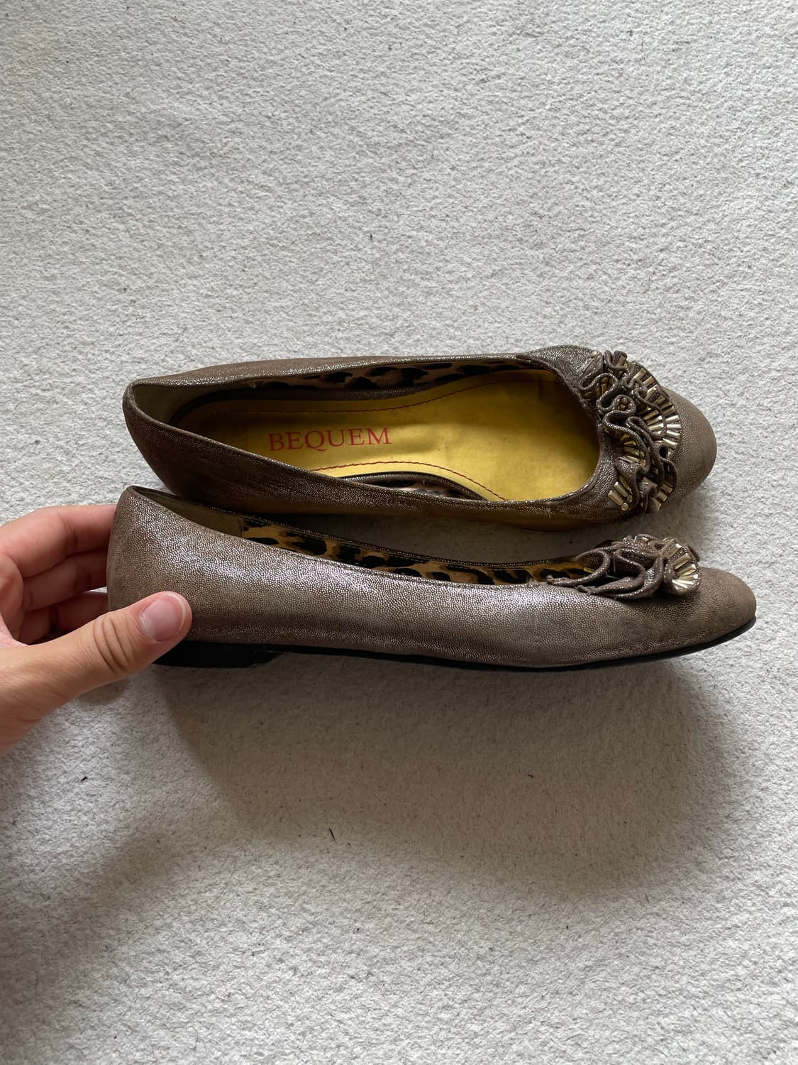 [BEQUEM] 골드 글리터 프릴 플랫슈즈 상품이미지3