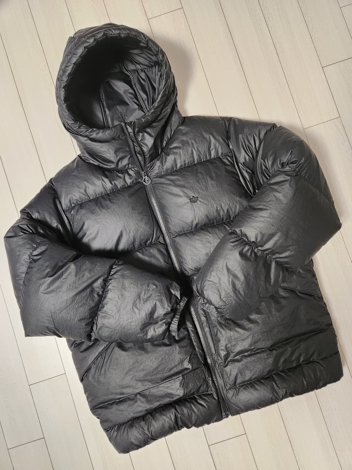 아디다스 푸퍼 덕다운 자켓 블랙 색상입니다. 사이즈는 105(XL)이고, 상품이미지1