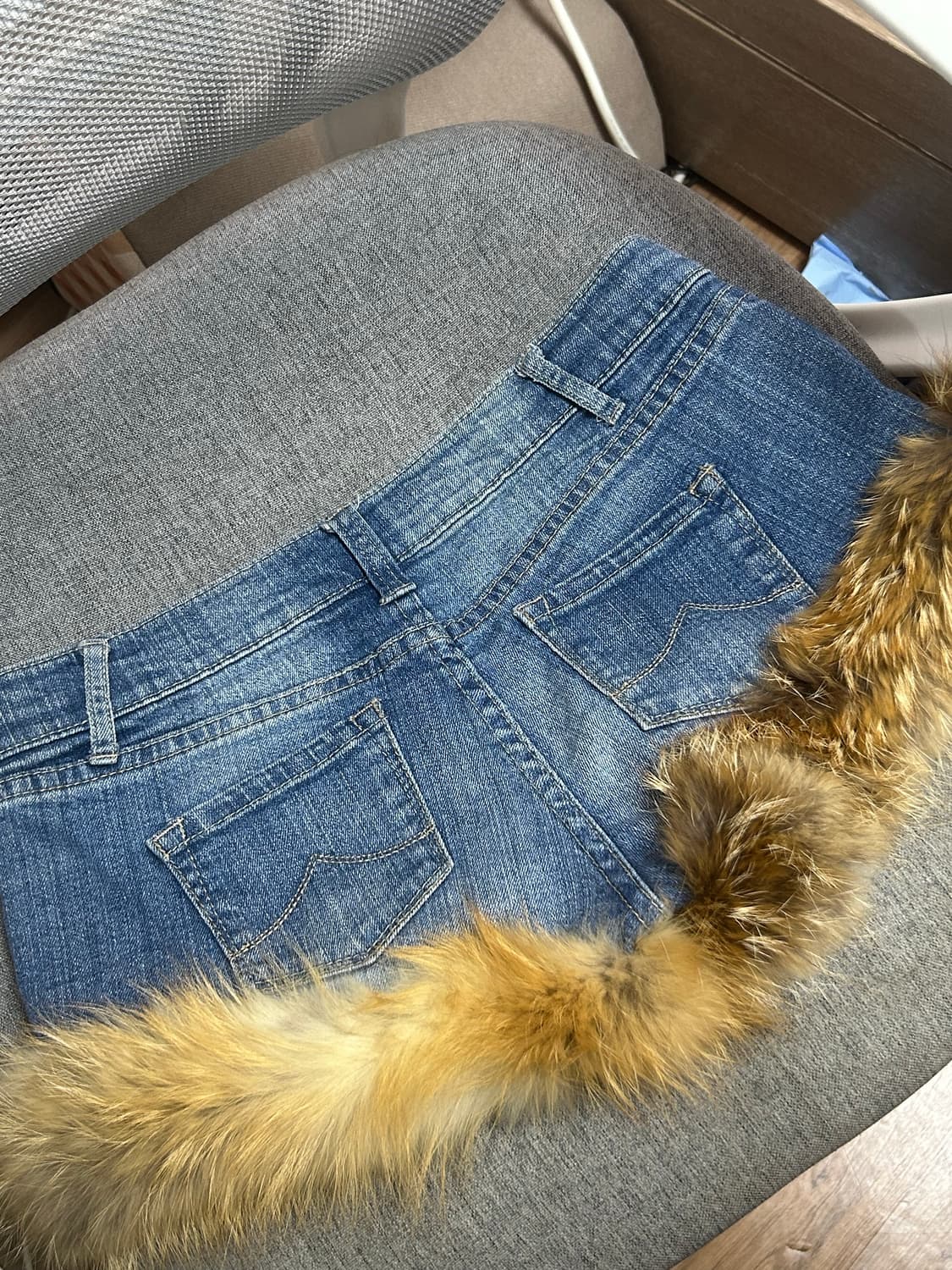 와이즈걸 에서 산 y2k 퍼 반바지 팝니당 상품이미지3