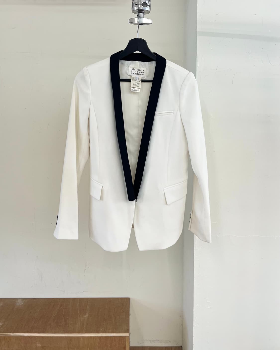 메종 마르지엘라 화이트 턱시도 블레이저 상품이미지1