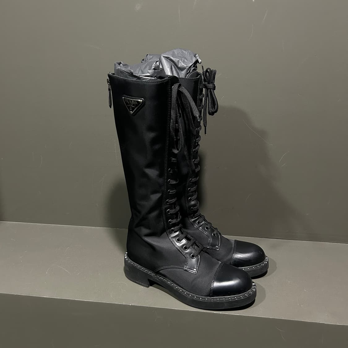 프라다 브러쉬드 레더 리나일론 레이스업 부츠 상품이미지4