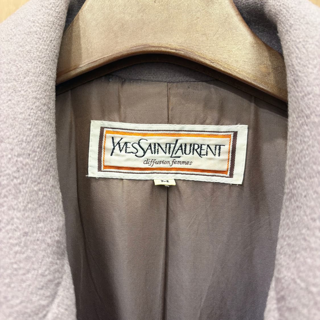 입생로랑 디퓨전 펨므 울 코트 클래식 노치드 라펠 더블 버튼 디테일 퍼플 상품이미지8