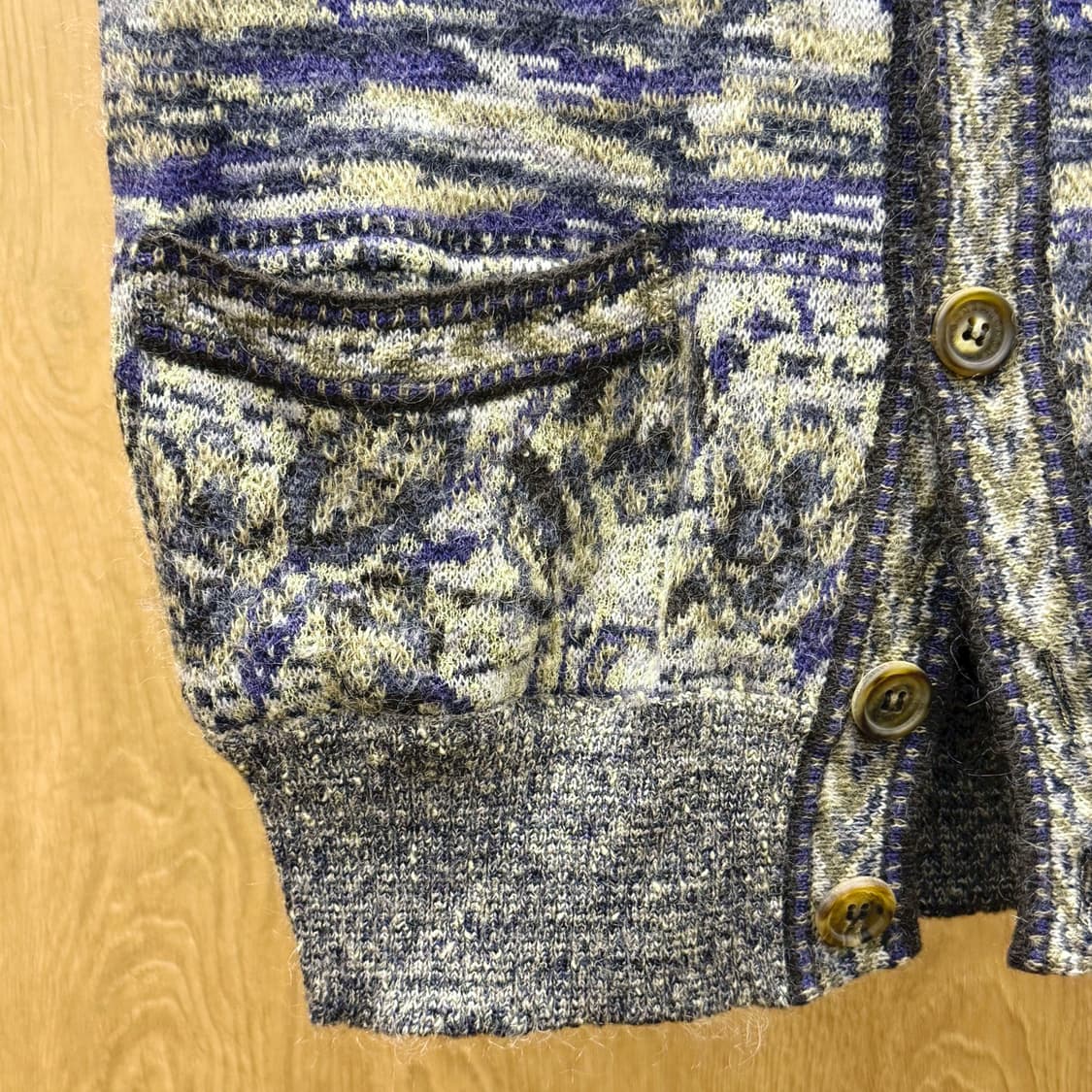 미쏘니 패턴 니트 베스트 버튼 가디건 포켓 디테일 레귤러핏 브라운 상품이미지6