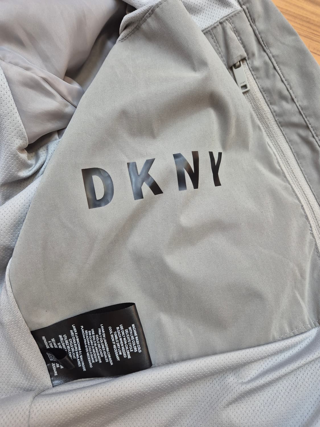 DKNY 바람막이 M사이즈 판매합니다. 은은한 회색톤이라 어느 옷에나 잘 상품이미지4