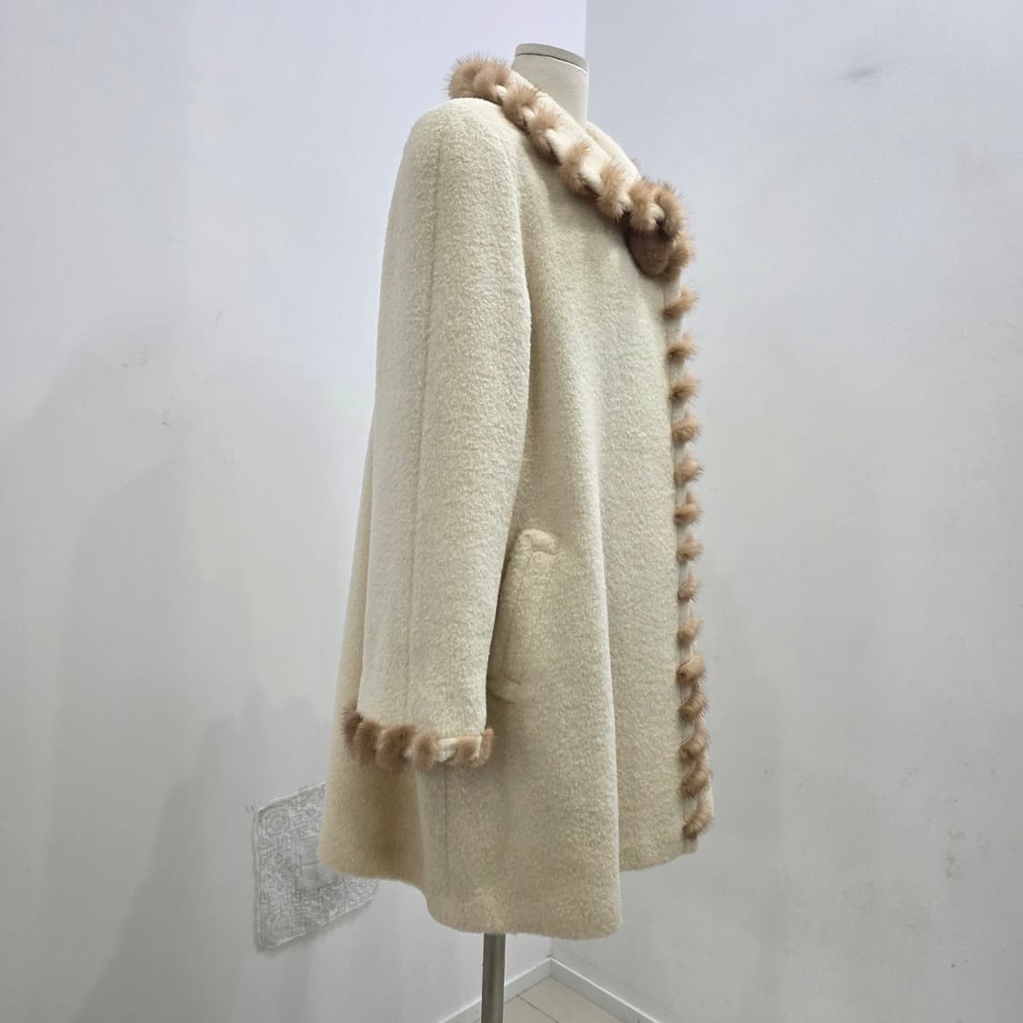베이지 알파카 밍크퍼 트리밍 A라인 코트 상품이미지2