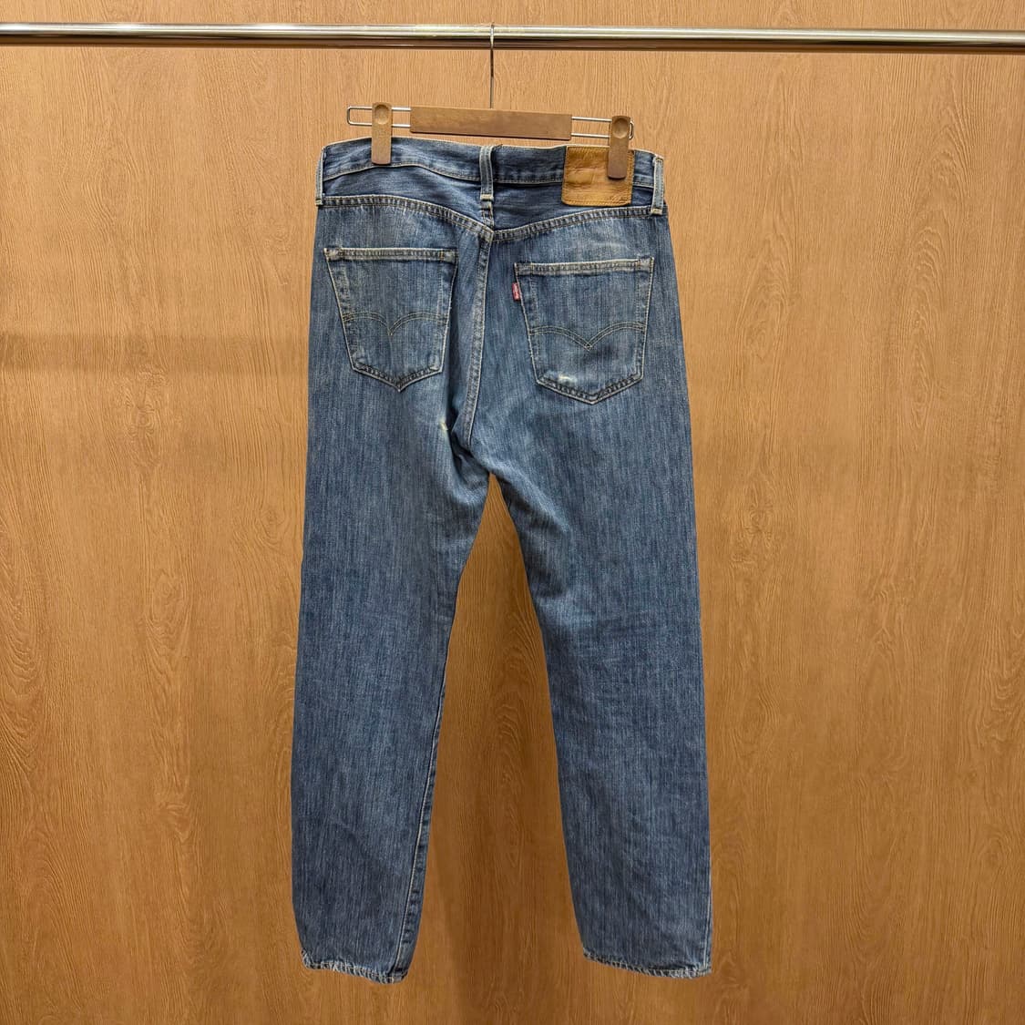 리바이스 501 워싱 데님 팬츠 버튼 클로징 레드 로고 탭 디테일 중청 상품이미지3