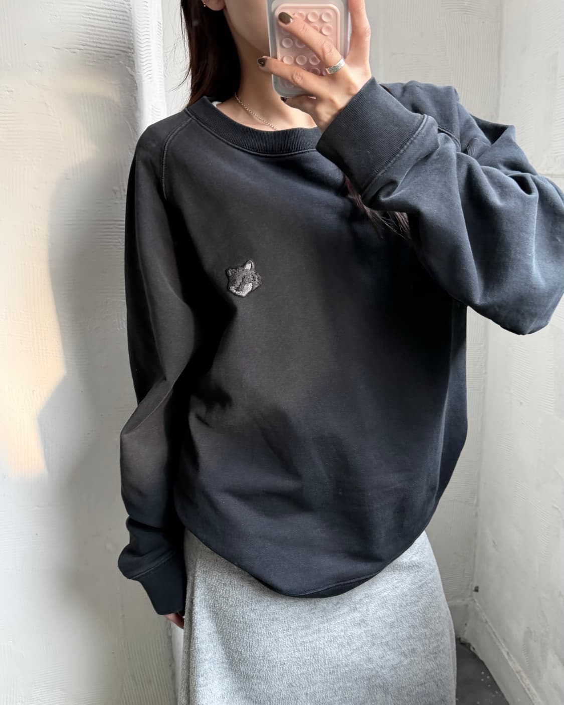 Maison Kitsune 메종키츠네 2024‘ 폭스패치 블랙 맨투맨 상품이미지2