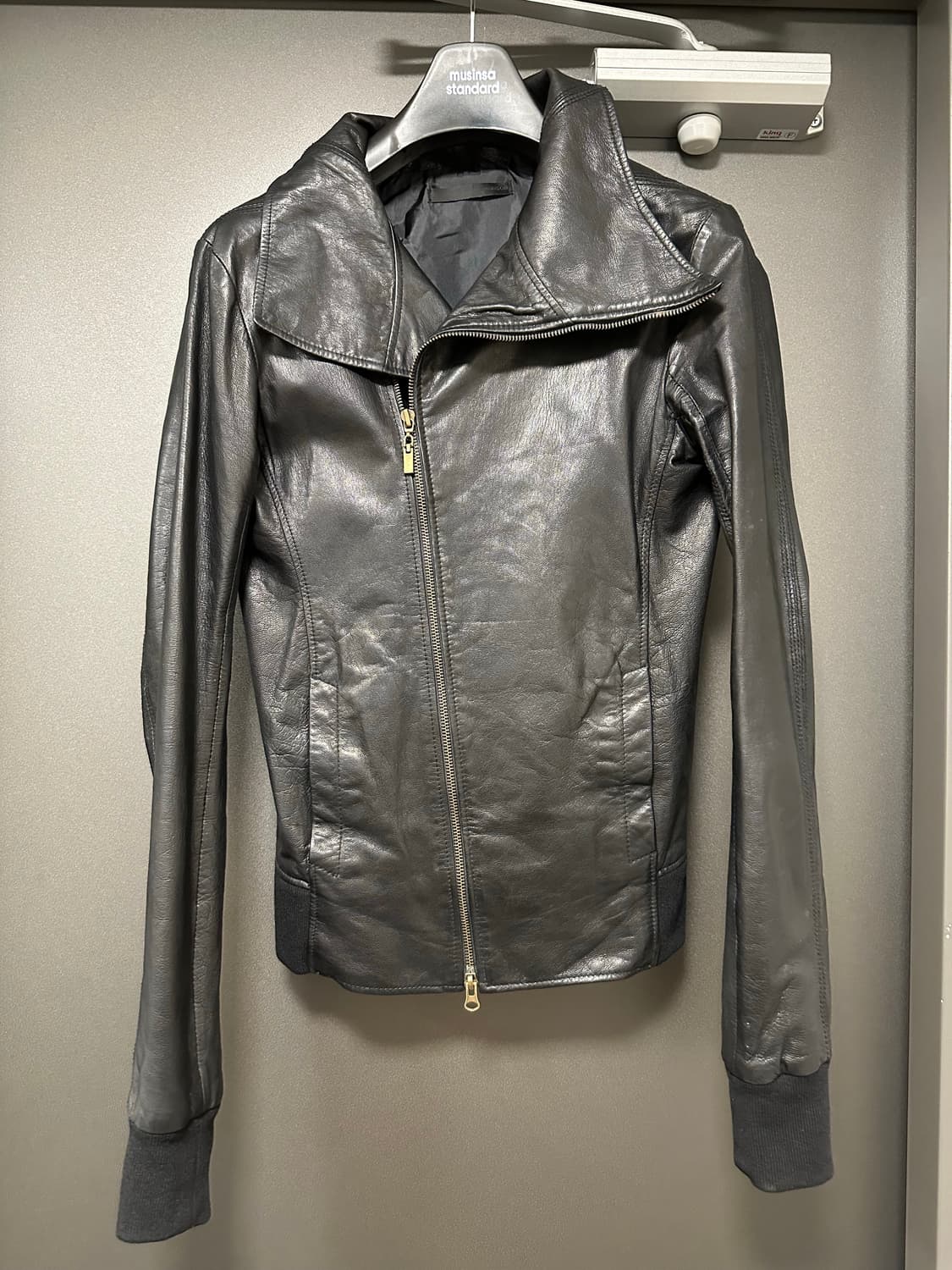 비대칭 사선 레더 자켓 상품이미지4