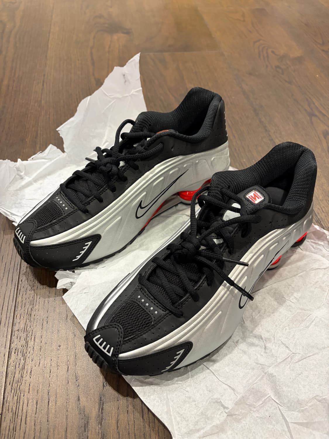 Nike Shox R4 Black and Metallic Silver 상품이미지2