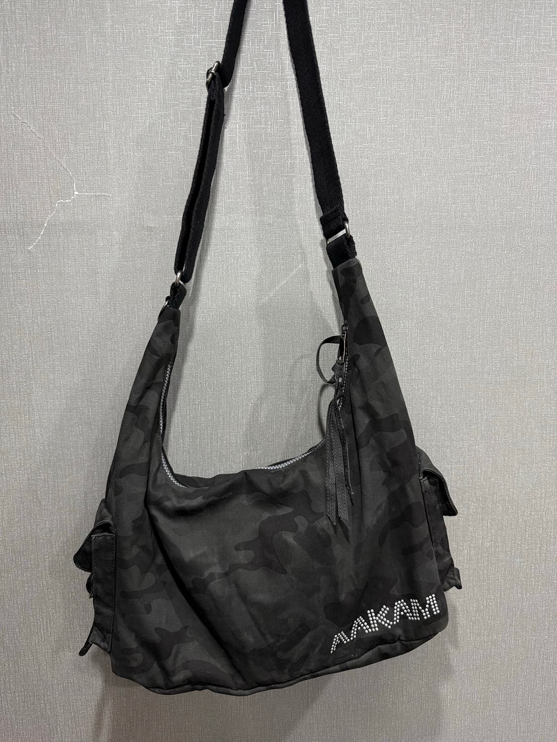 아캄 카모 스터드 크로스백 상품이미지1