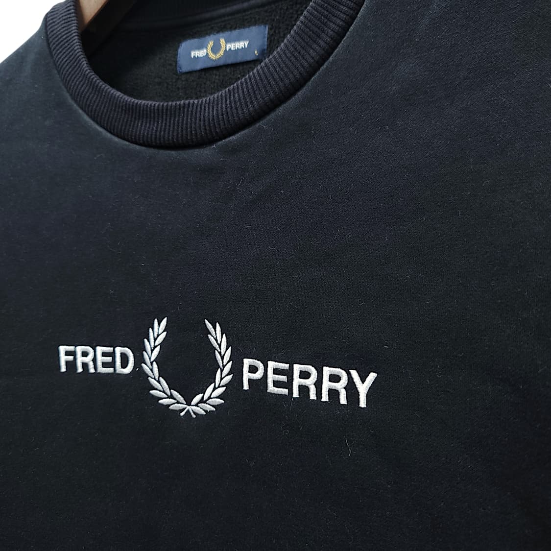 [L] 프레드페리 블랙 빅 자수 로고 기모 크루넥 맨투맨 상품이미지5