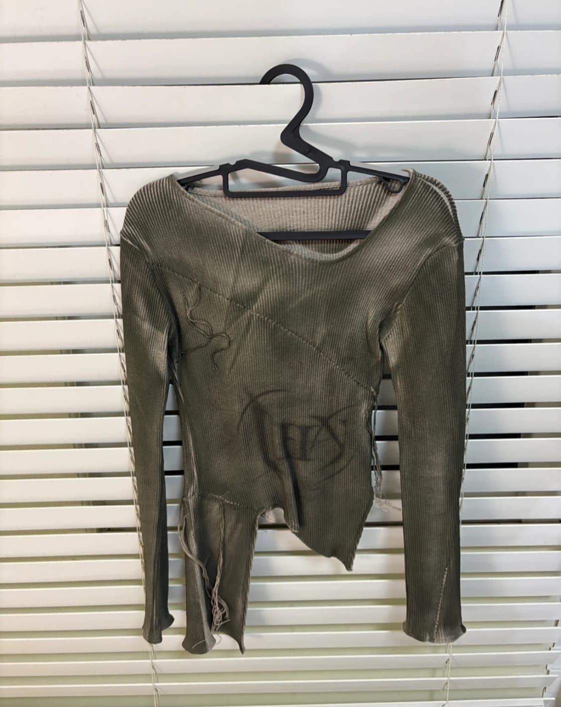 [새상품] Yeel UNBALANCE STITCH TOP KHAKI 상품이미지2