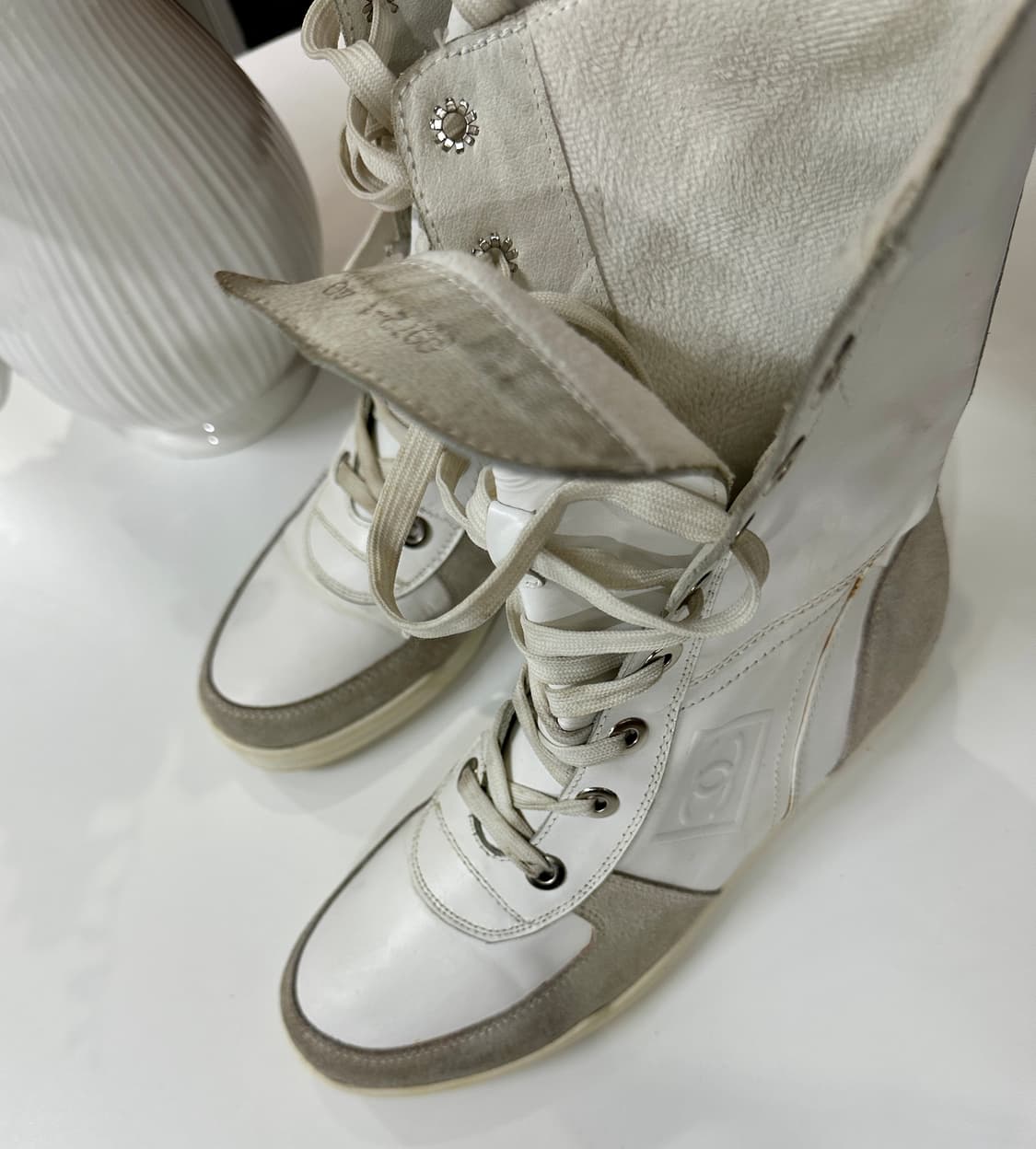 샤넬 시어링 부츠 미드사이즈 카프 화이트 레이스업 상품이미지2