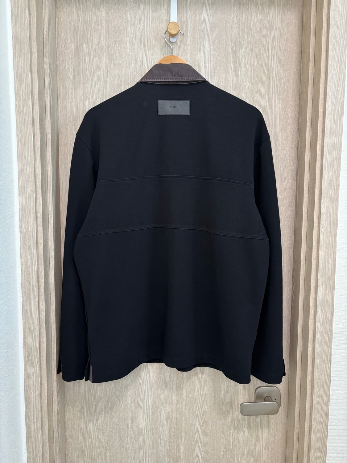 시스템옴므 세미오버핏 백가죽로고 긴팔카라니트95~100/블랙 상품이미지3