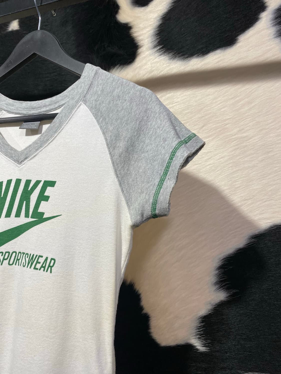 Nike 스티치 디테일 슬림핏 브이넥 반팔티셔츠 상품이미지4