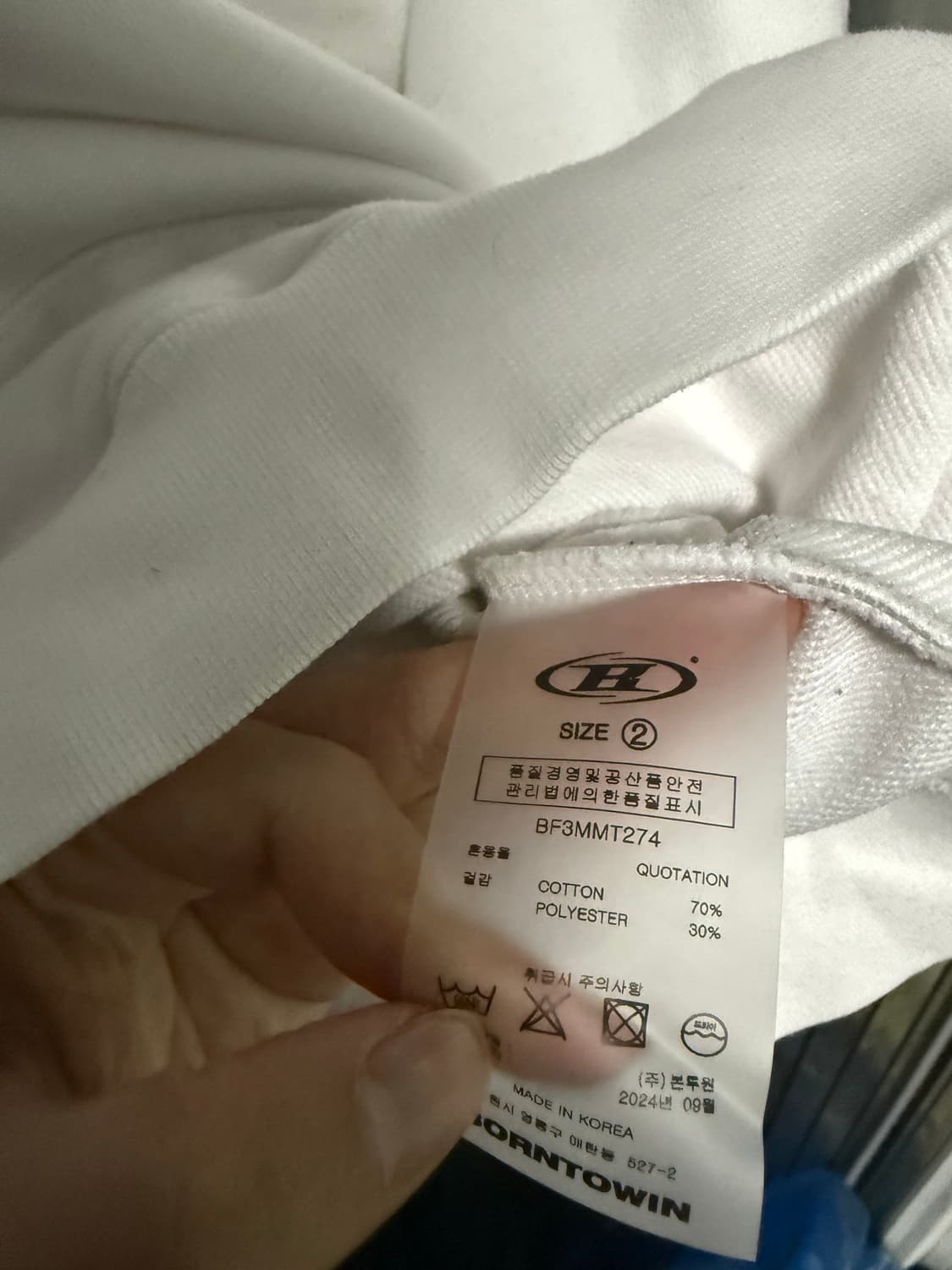 BORNTOWIN 하프집업 맨투맨 화이트 2사이즈 상품이미지5