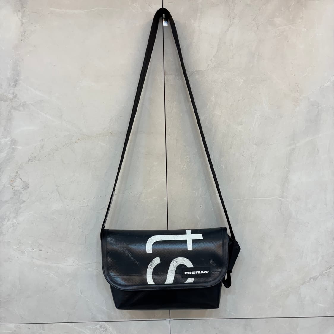 프라이탁 하파오 블랙 색상 크로스백 상품이미지3