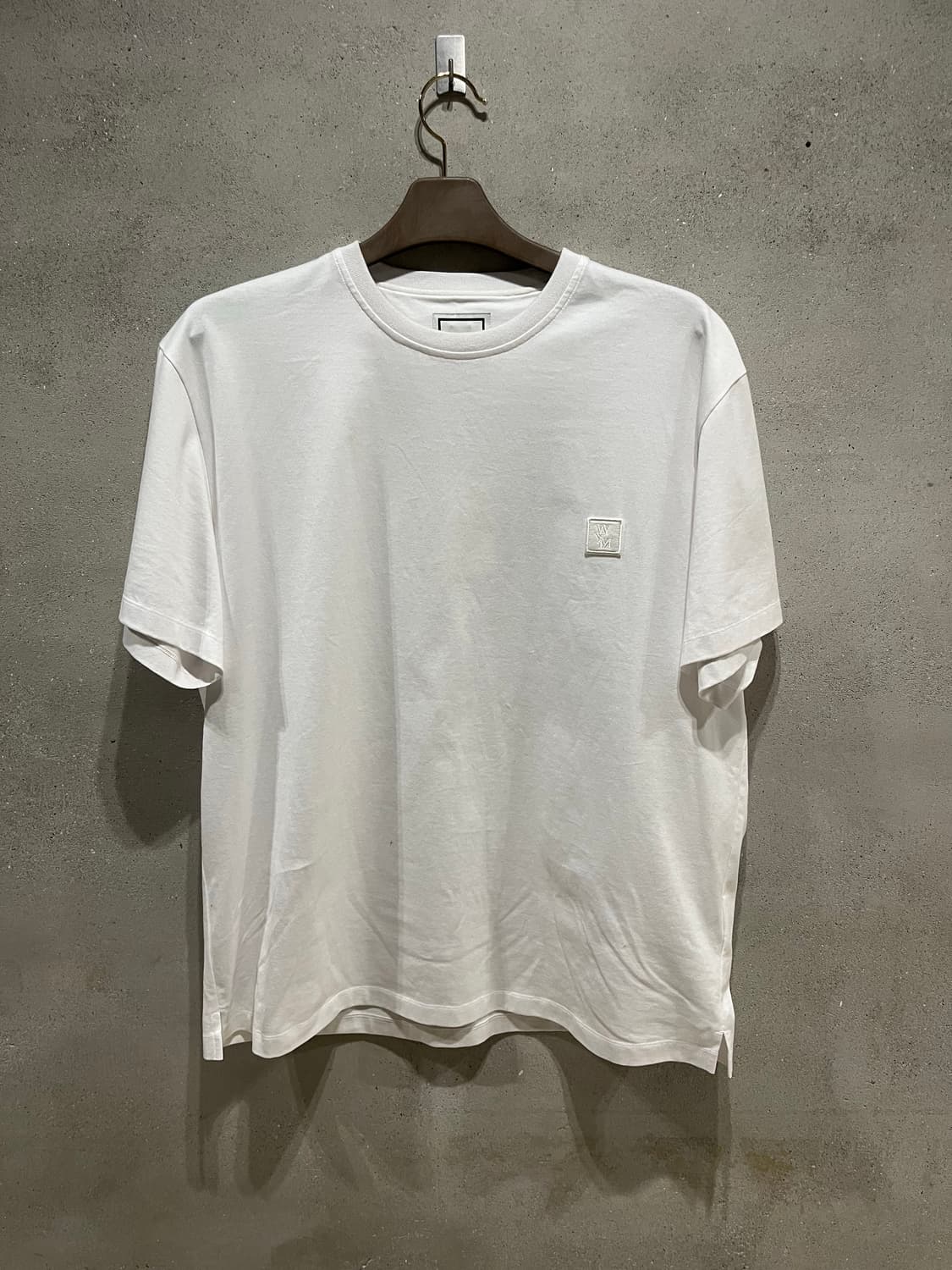 우영미 메탈릭 엠보싱 백로고 티셔츠  상품이미지2