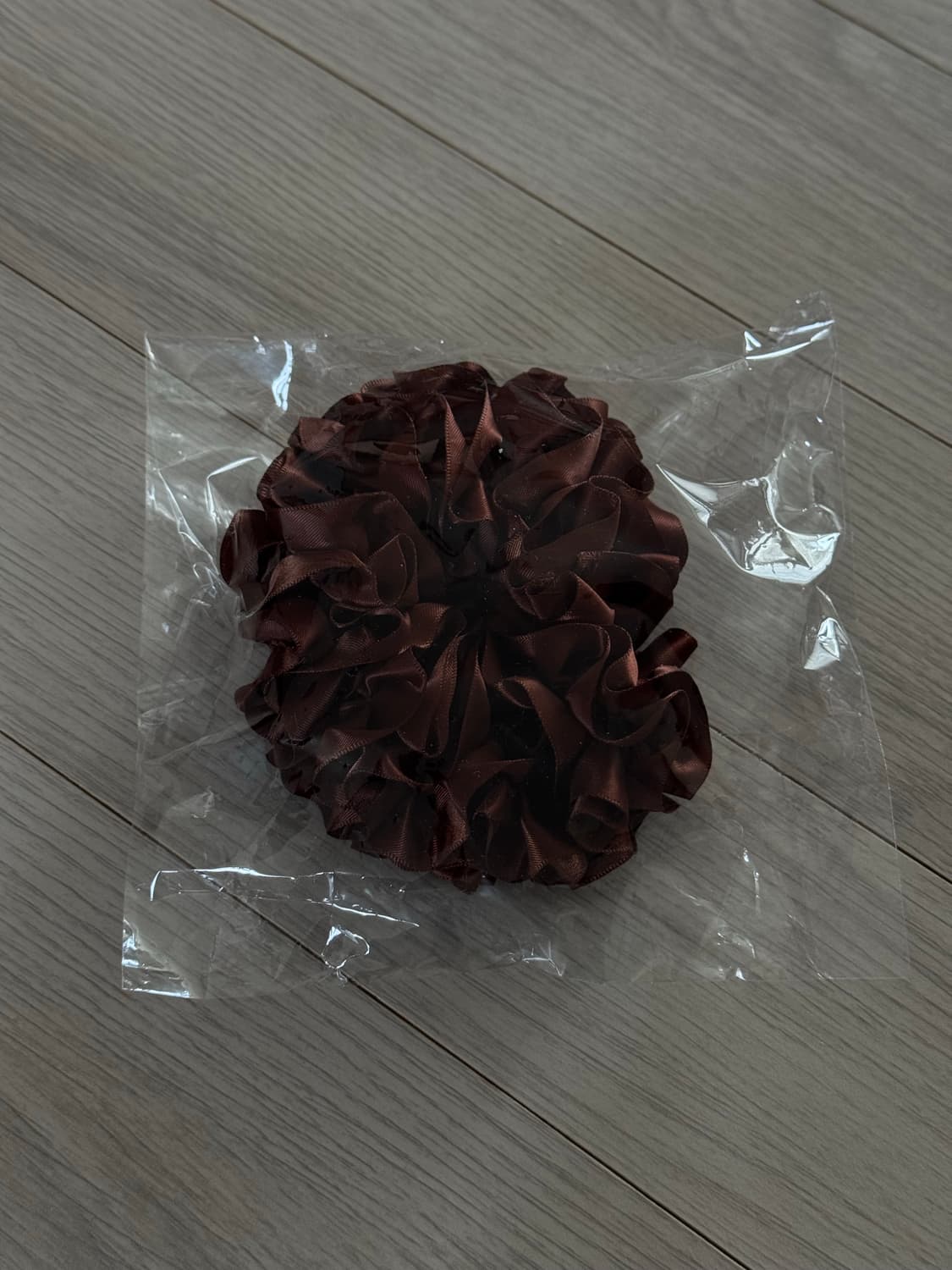 마리암 나시르 자데 카네이션 실크 스크런치 상품이미지3