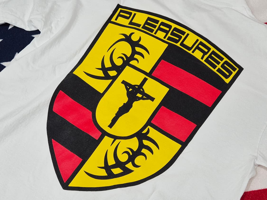 PLEASURES 플레져스 페라리 로고 반팔 티셔츠 화이트 상품이미지2