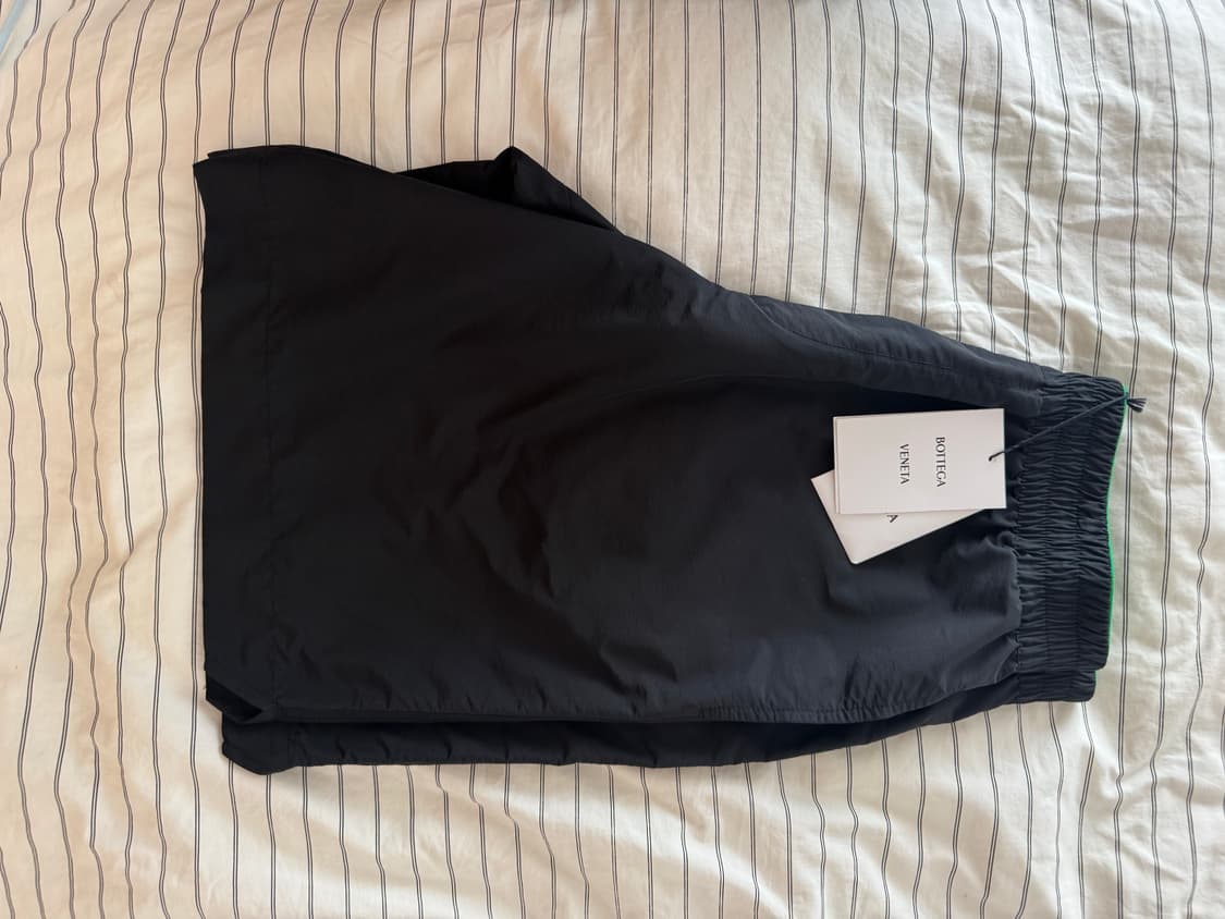 보테가베네타 나일론 버뮤다 쇼츠 블랙/그린 M 새상품급 상품이미지5