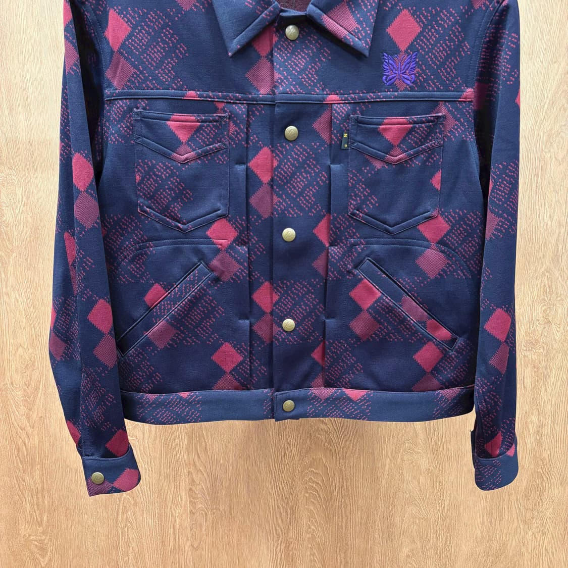 니들스 트러커 자켓 체크 자가드 패턴 레드 나비 자수 디테일 네이비 상품이미지5