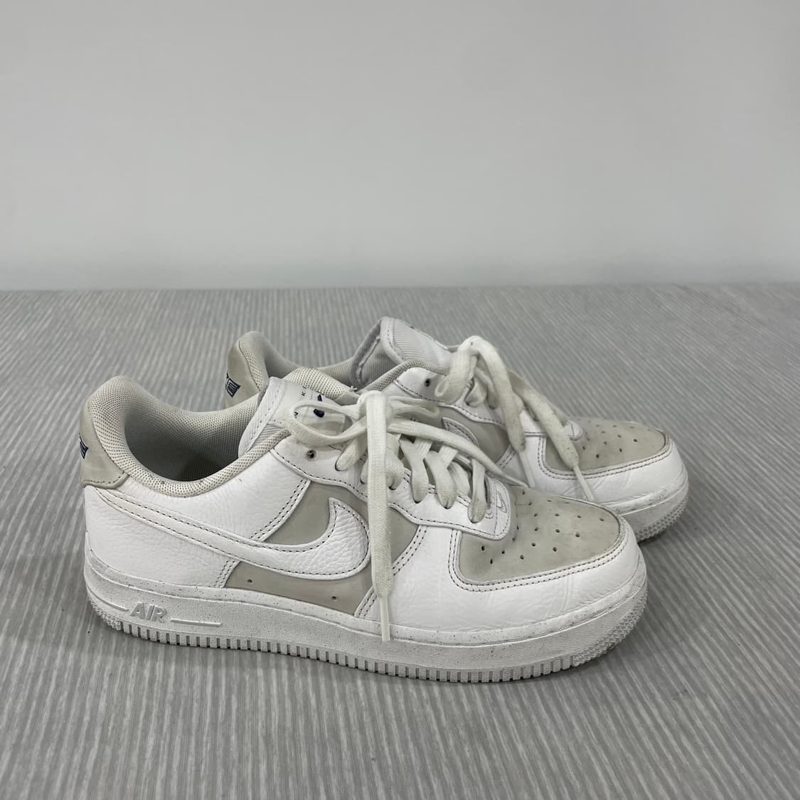 504) 나이키 에어포스1 로우 화이트 스모크 그레이 240mm 상품이미지1