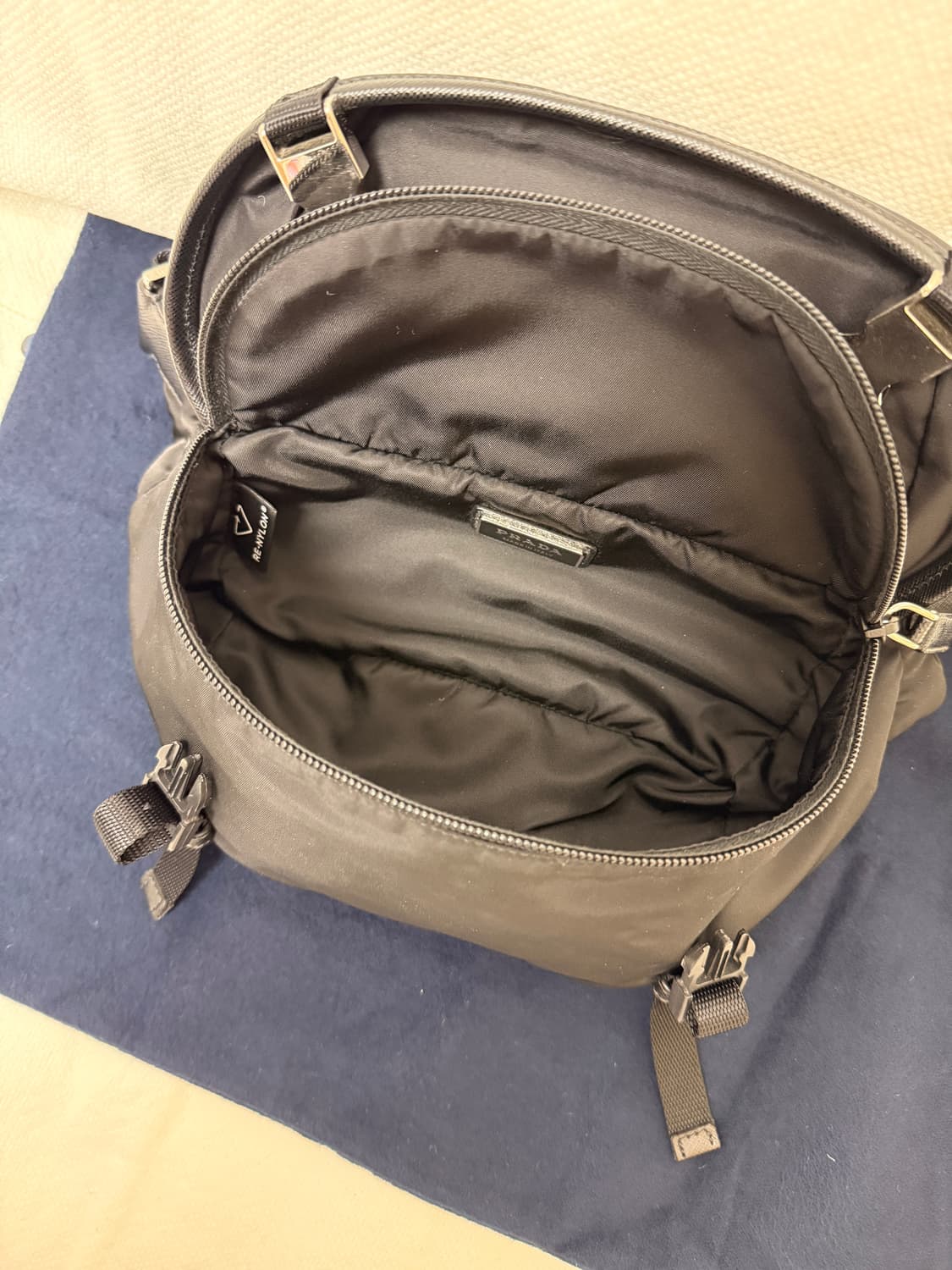 프라다 바이커백 스몰(미니) 팝니다 상품이미지3