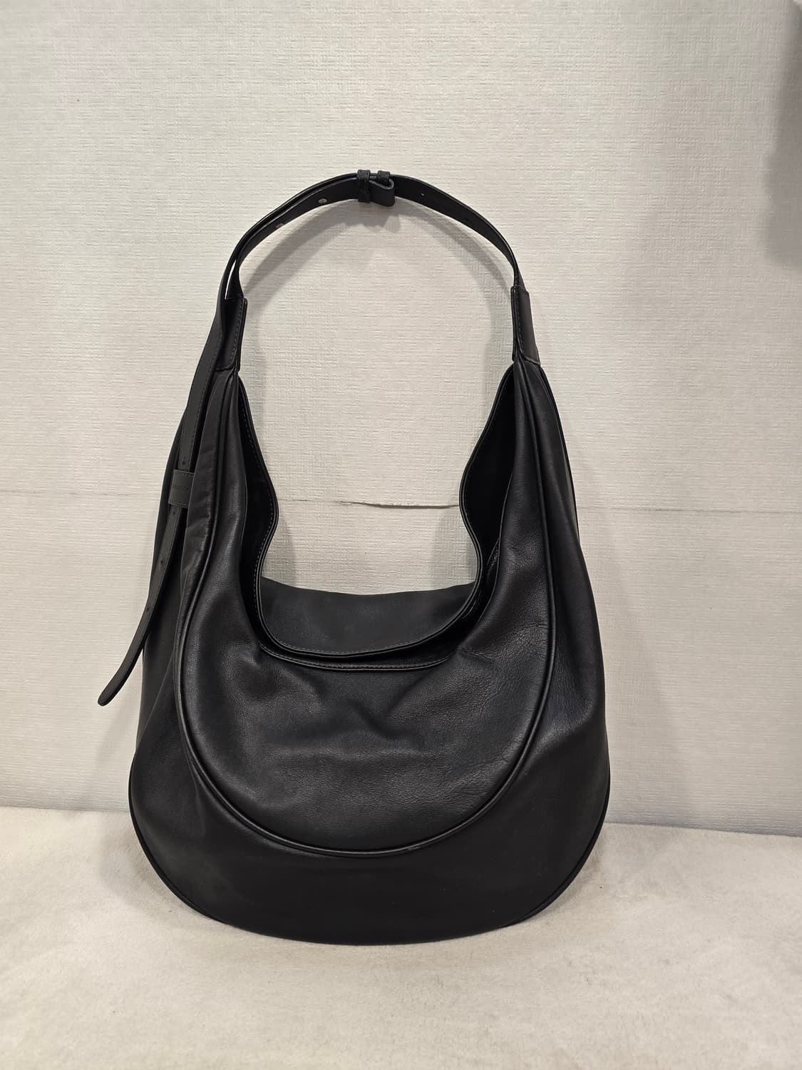 엘바테게브 오스트라백 블랙 호보백 숄더백 상품이미지1