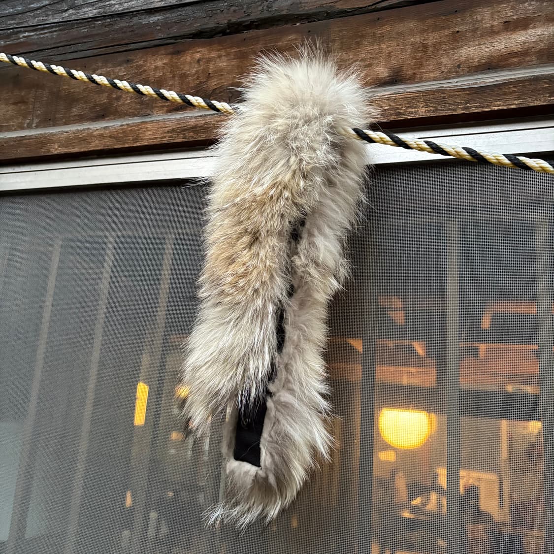 스톤아일랜드 코요테 털(탈부착) 후드 다크 올리브 워싱 푸퍼 자켓 상품이미지9