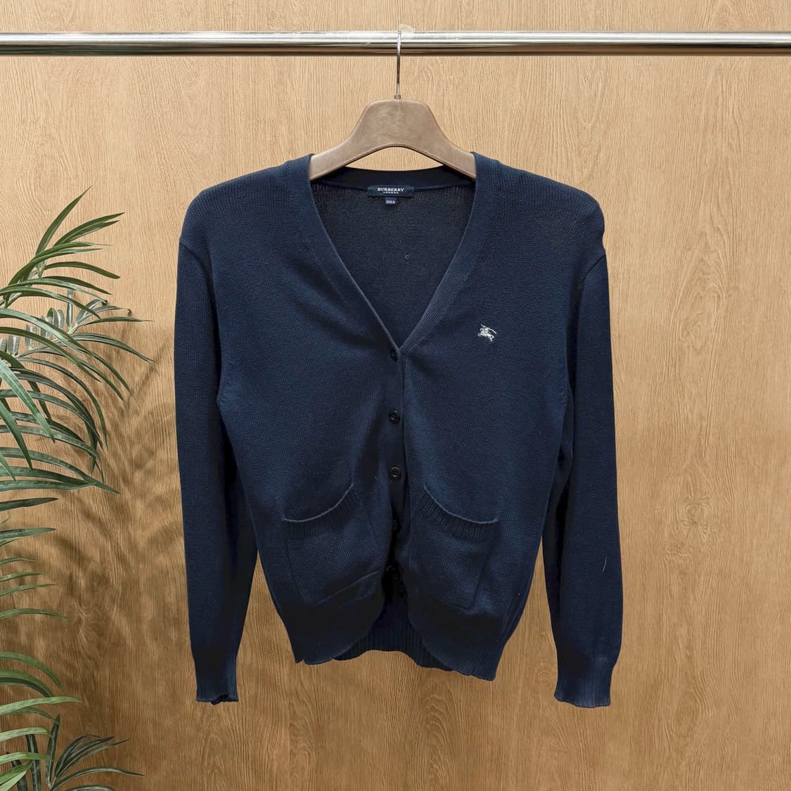 버버리 런던 브이넥 울 니트 가디건 로고 자수 패치 포켓 디테일 네이비 상품이미지1