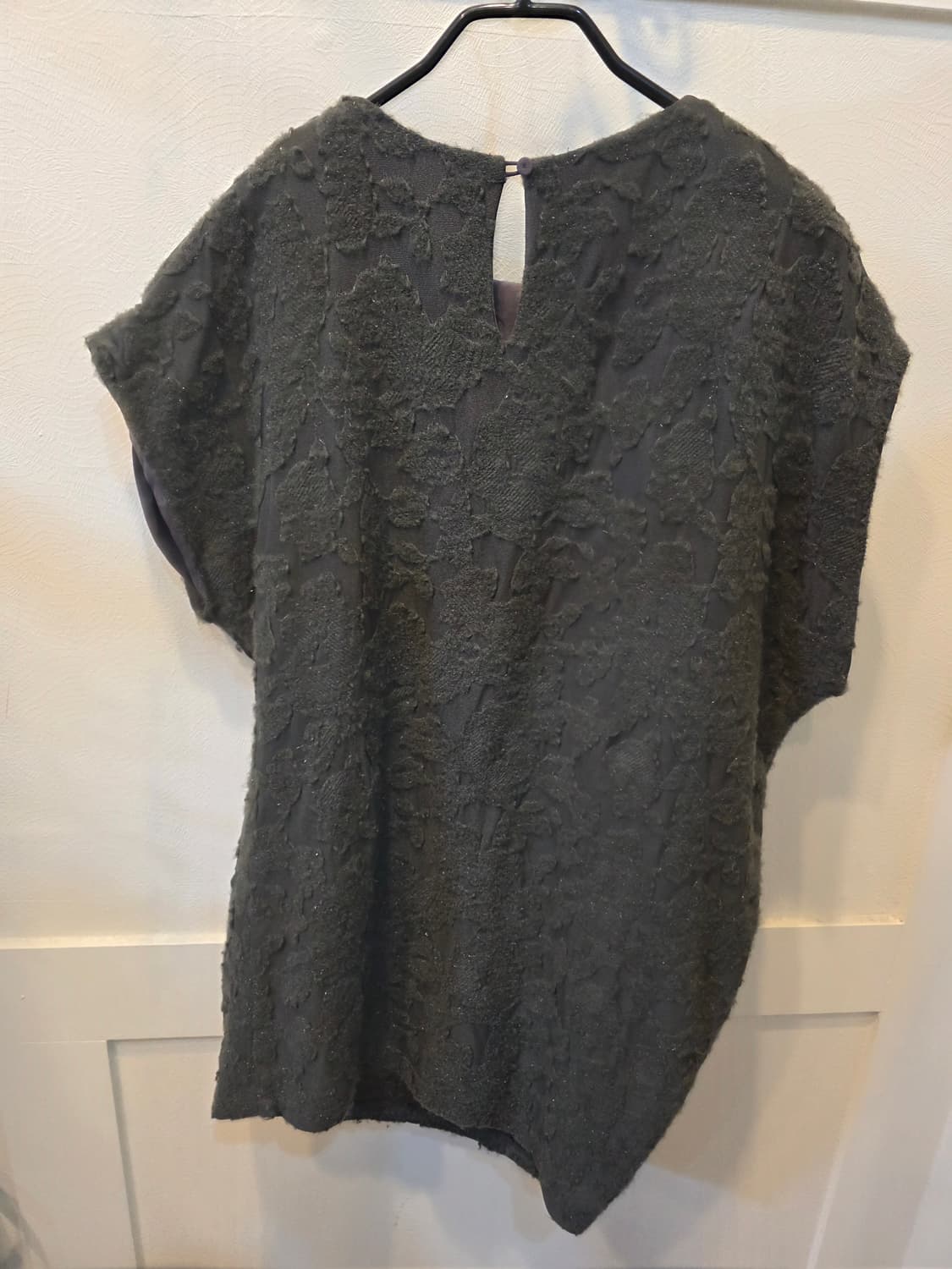 르베이지 딥그네이 엠보싱 블라우스 상품이미지4