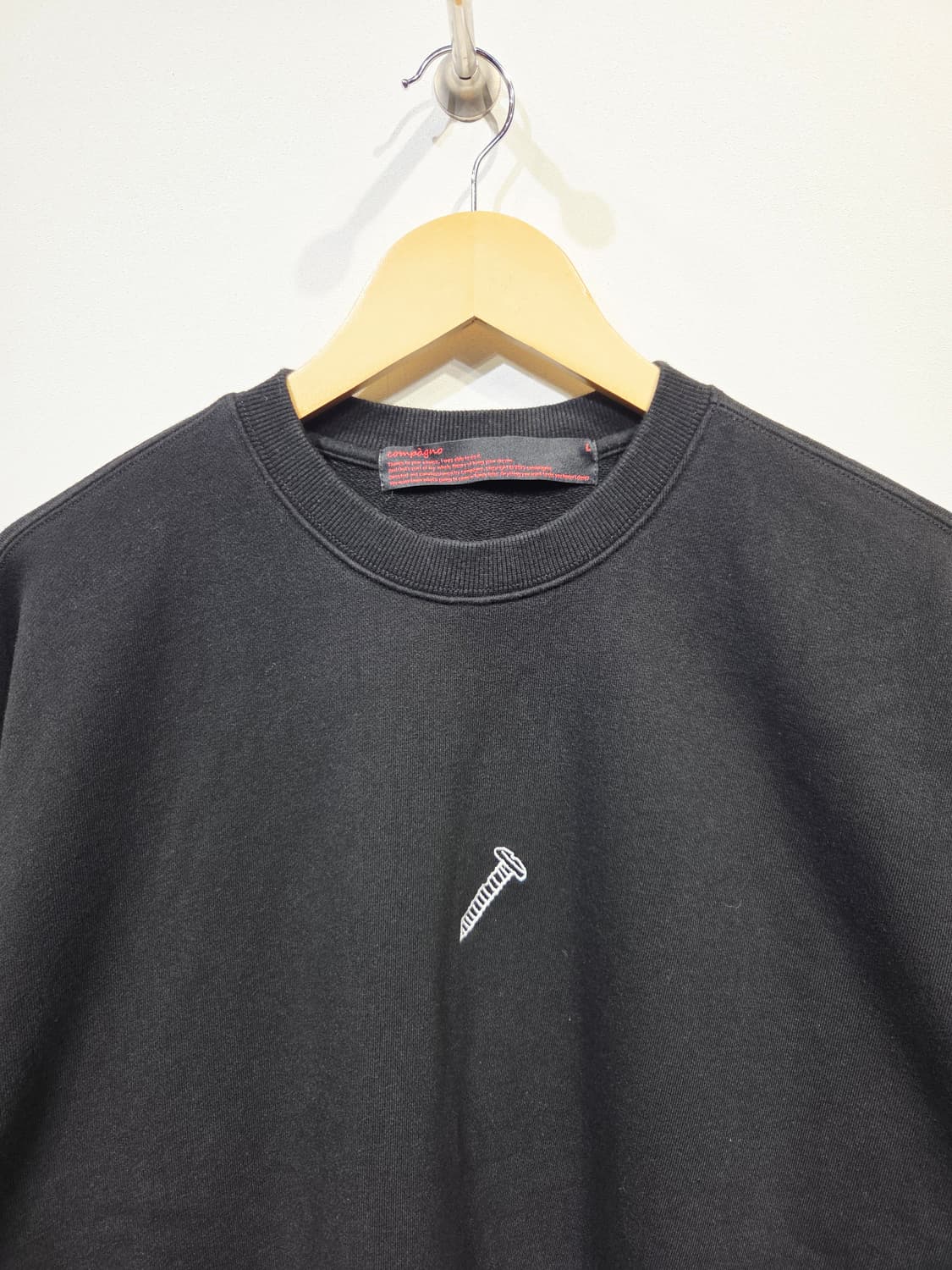 꼼파뇨(Compagno) 유니크 자수 블랙 맨투맨 상품이미지3