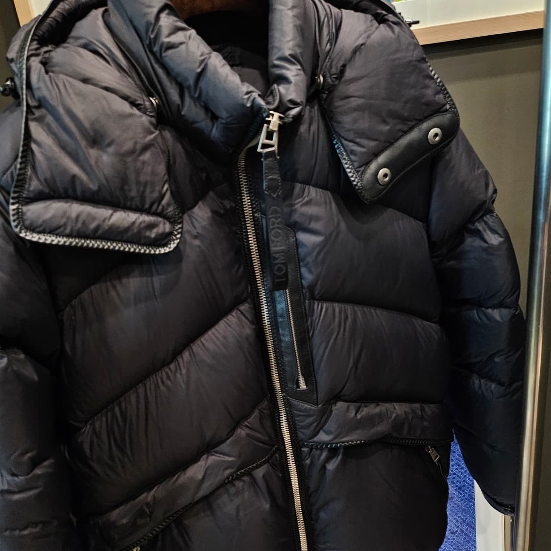 톰포드 라이트웨이트 울 블렌드 후드 다운 자켓 (후드 탈부착) 상품이미지6