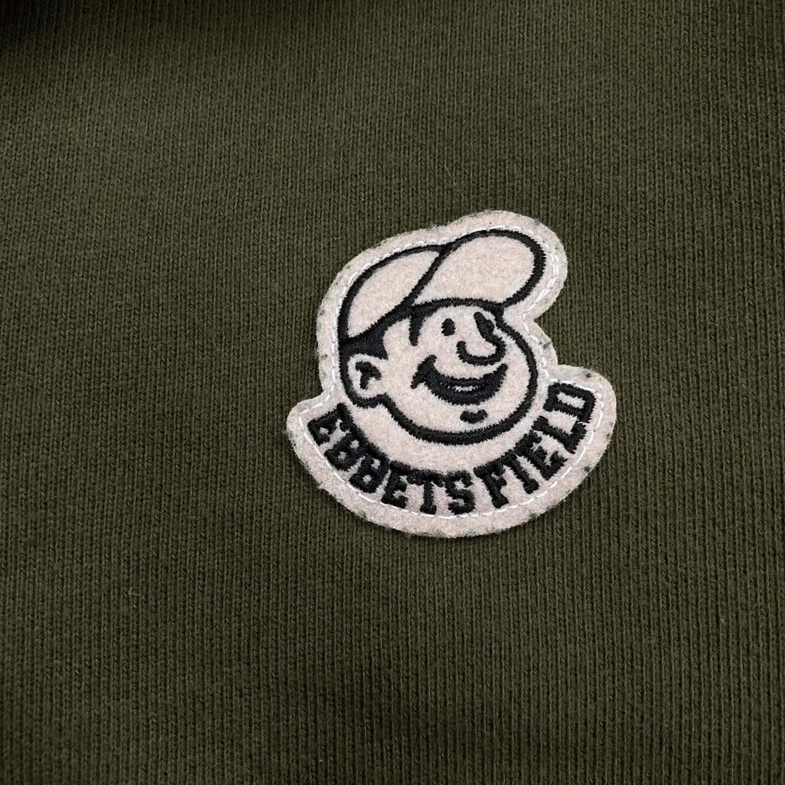 이벳필드 카키 컬러 스몰 로고 하프집업 맨투맨 상품이미지2